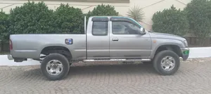 Toyota Hilux 2004 Gray