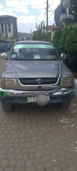 Toyota Hilux 2004 Gray