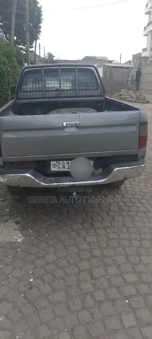 Toyota Hilux 2004 Gray