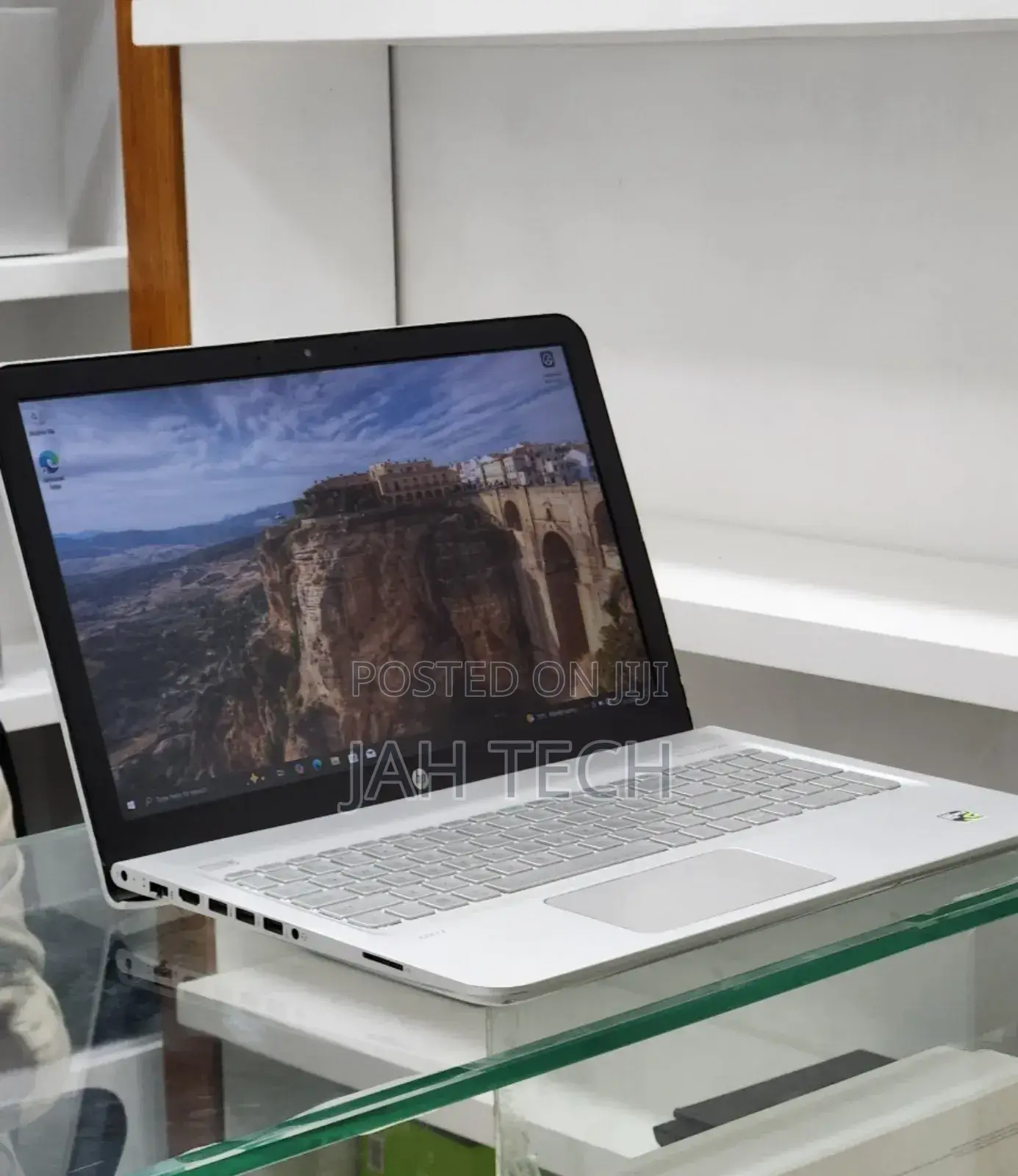 New Laptop HP Envy 15 8GB Intel Core i5 SSHD (Hybrid) 1.5T