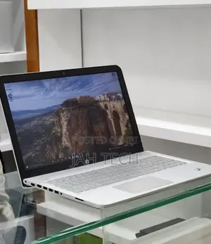 New Laptop HP Envy 15 8GB Intel Core i5 SSHD (Hybrid) 1.5T