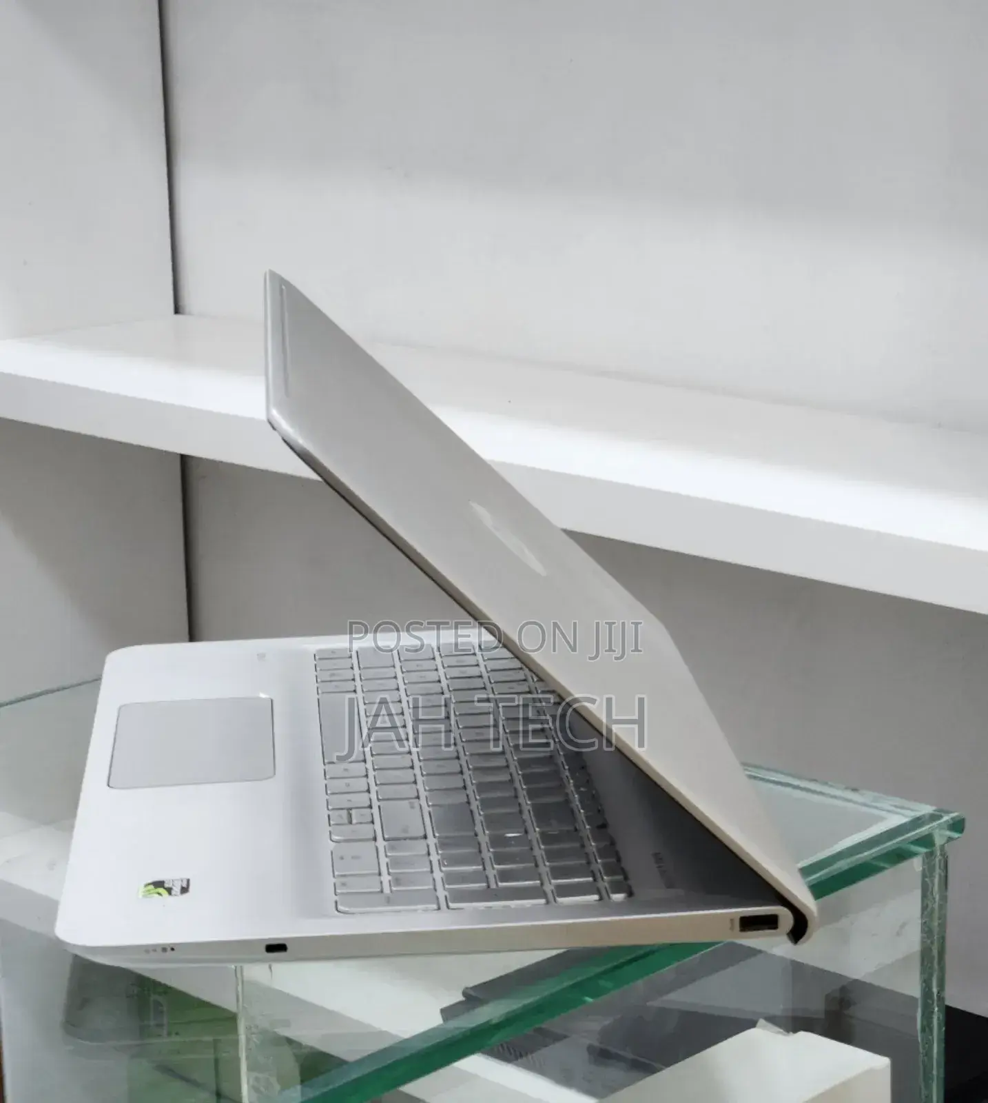 New Laptop HP Envy 15 8GB Intel Core i5 SSHD (Hybrid) 1.5T