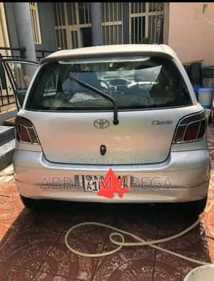 Toyota Vitz 2000 Silver