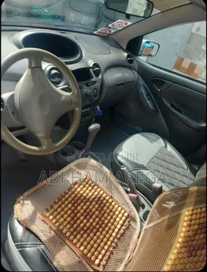 Toyota Vitz 2000 Silver