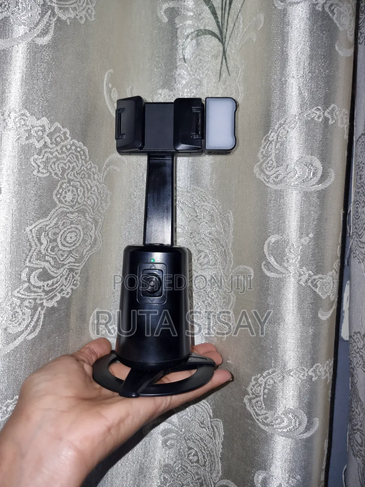 A 200. 360° Auto Face Tracking Phone Holder Tracking Cam