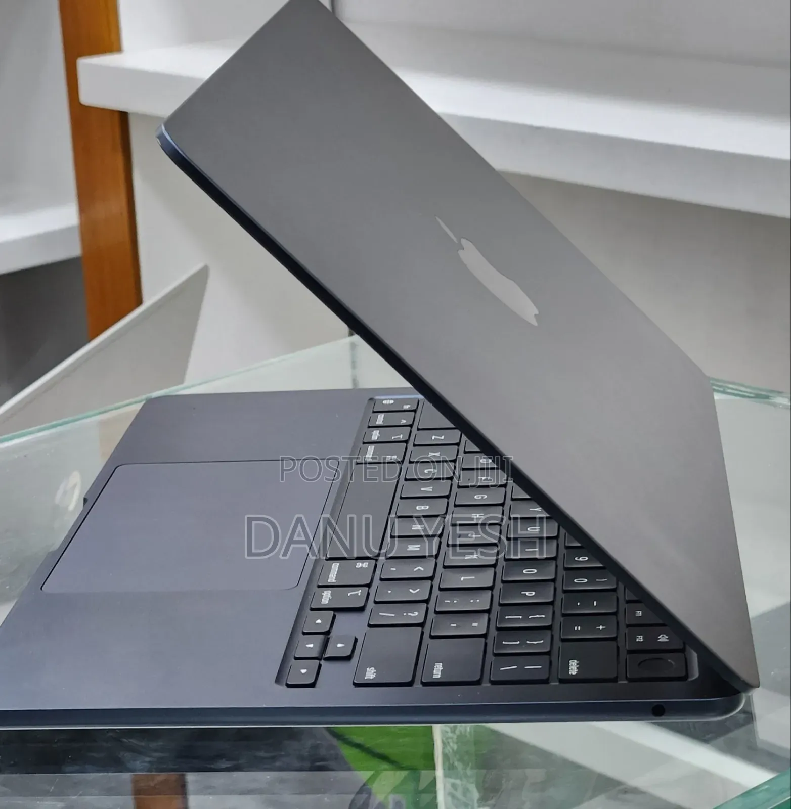 New Laptop Apple MacBook Air 2024 M3 13-inch 16GB Apple M3 SSD 512GB