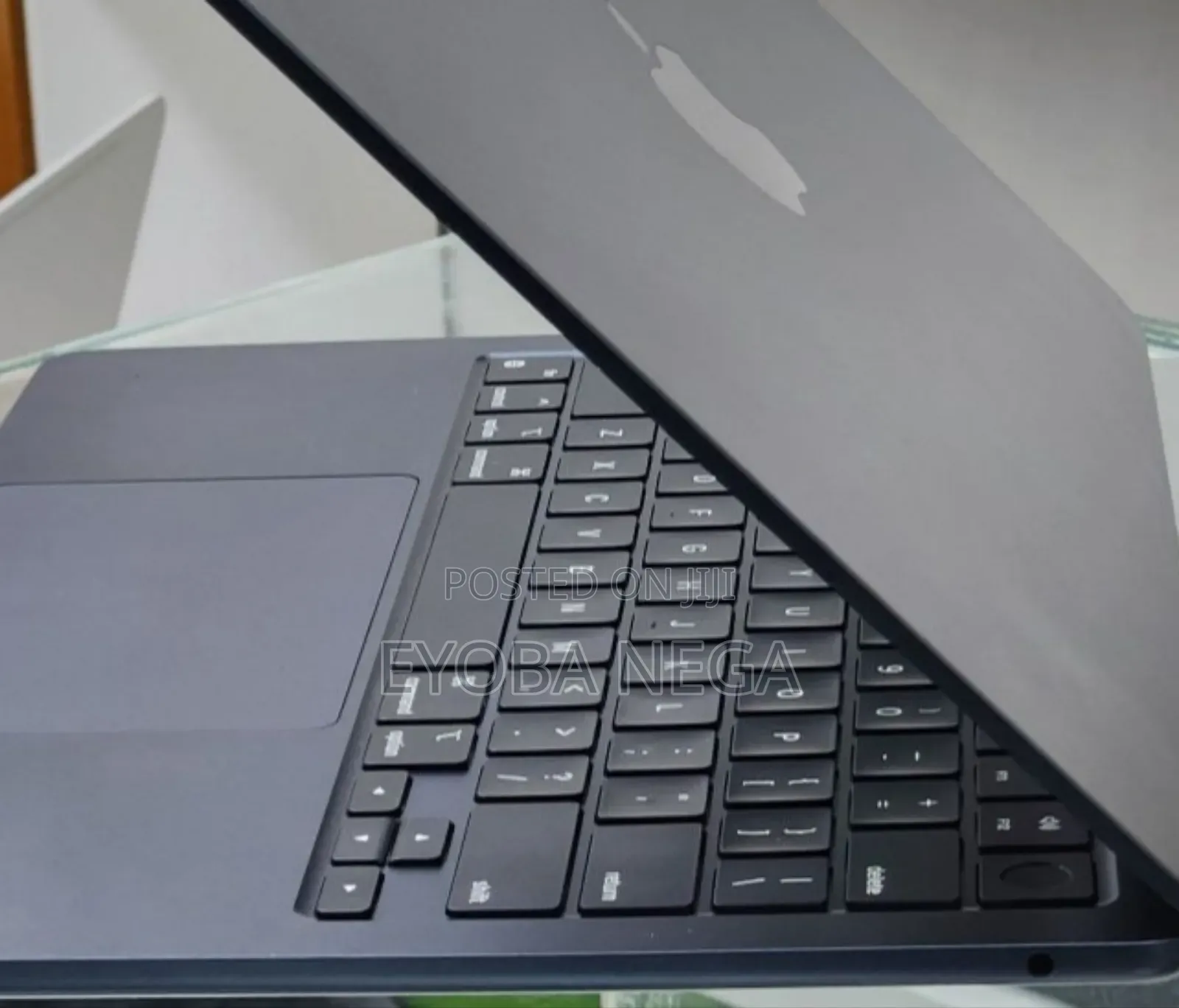 New Laptop Apple MacBook Air 2024 M3 13-inch 16GB Apple M3 SSD 512GB