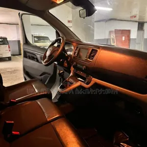 Toyota HiAce 2021 White