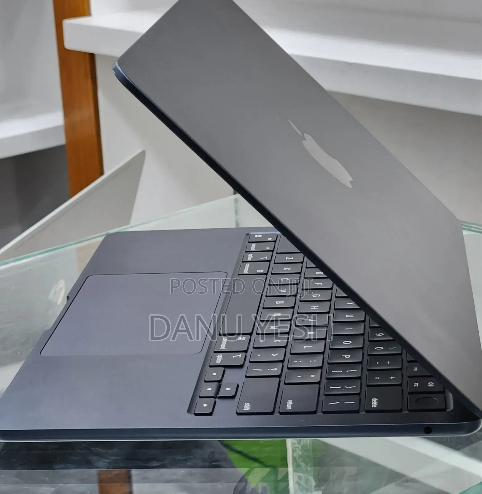 New Laptop Apple MacBook Air 2024 M3 13-inch 16GB Apple M3 SSD 512GB