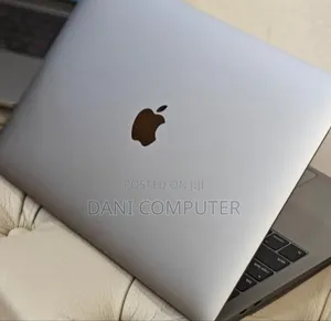 New Laptop Apple MacBook Pro 2019 16GB Intel Core i7 SSD 256GB