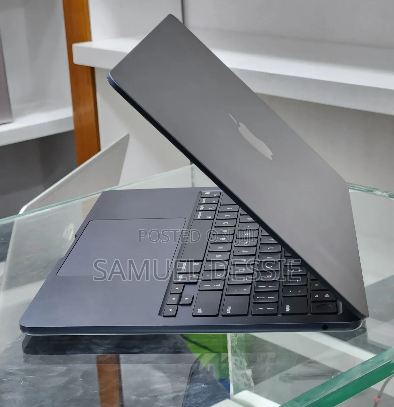 New Laptop Apple MacBook Air 2024 M3 13-inch 16GB Apple M3 SSD 512GB