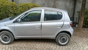 Toyota Vitz 2000 Silver