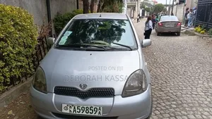 Toyota Vitz 2000 Silver