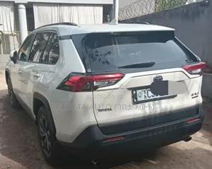Toyota RAV4 2022 White