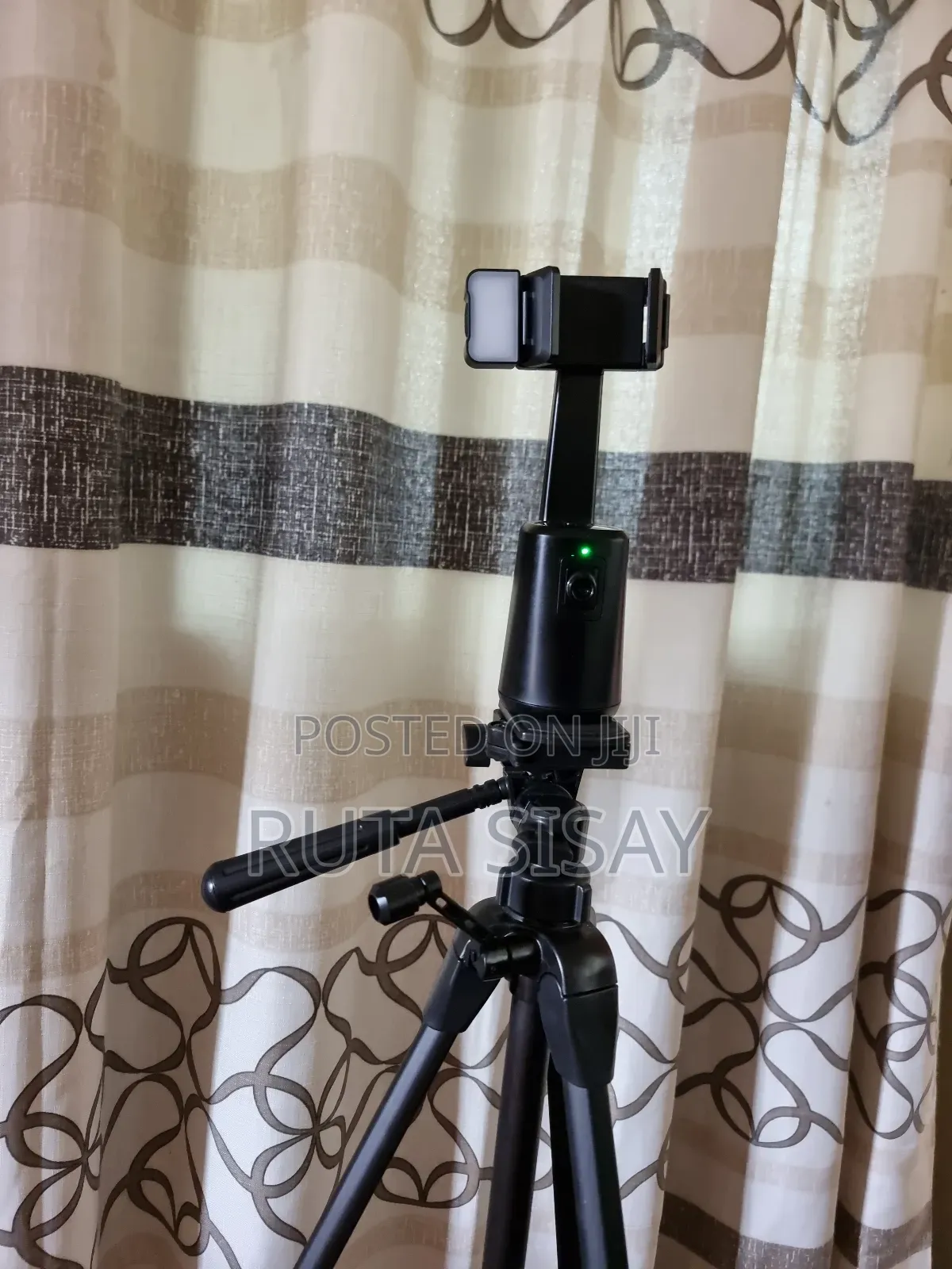 A 200. 360° Auto Face Tracking Phone Holder Tracking Cam
