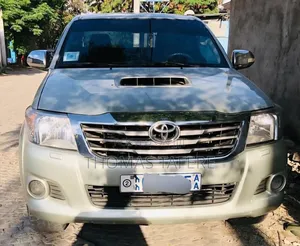 Toyota Hilux 2012 Gold