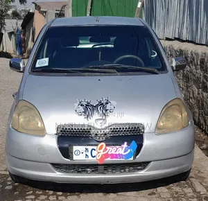 Toyota Vitz 2000 Silver