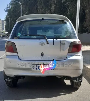 Toyota Vitz 2000 Silver