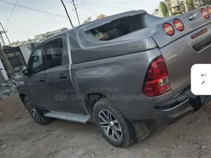 Toyota Hilux 2020 Gold
