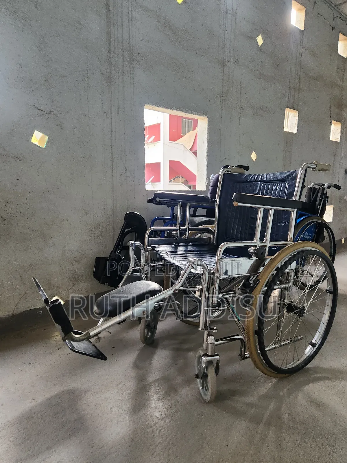 ዊልቸር አልሙኒየም የሚታጠፍ Wheelchair Full Option Commode Wheelchair for Sale
