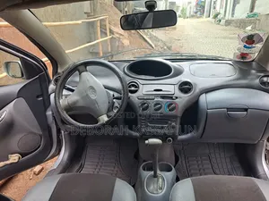 Toyota Vitz 2000 Silver