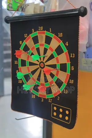 Magnetic Dart Board በቤትዎ ውስጥ ከልጆችዎ ጋር ሊጫወቱበት የሚችል ዳርት