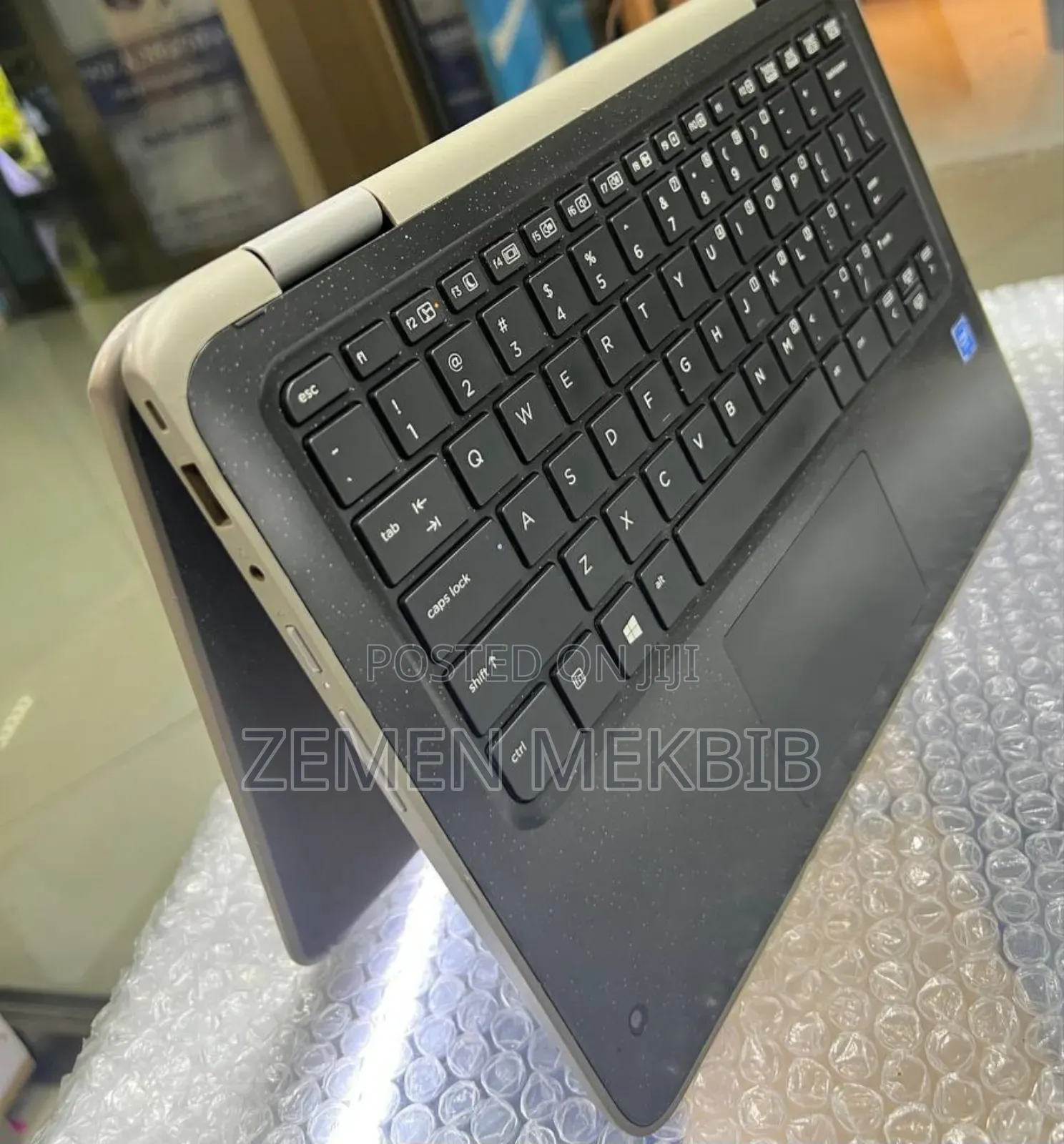 New Laptop HP 4GB Intel Xeon SSD 128GB