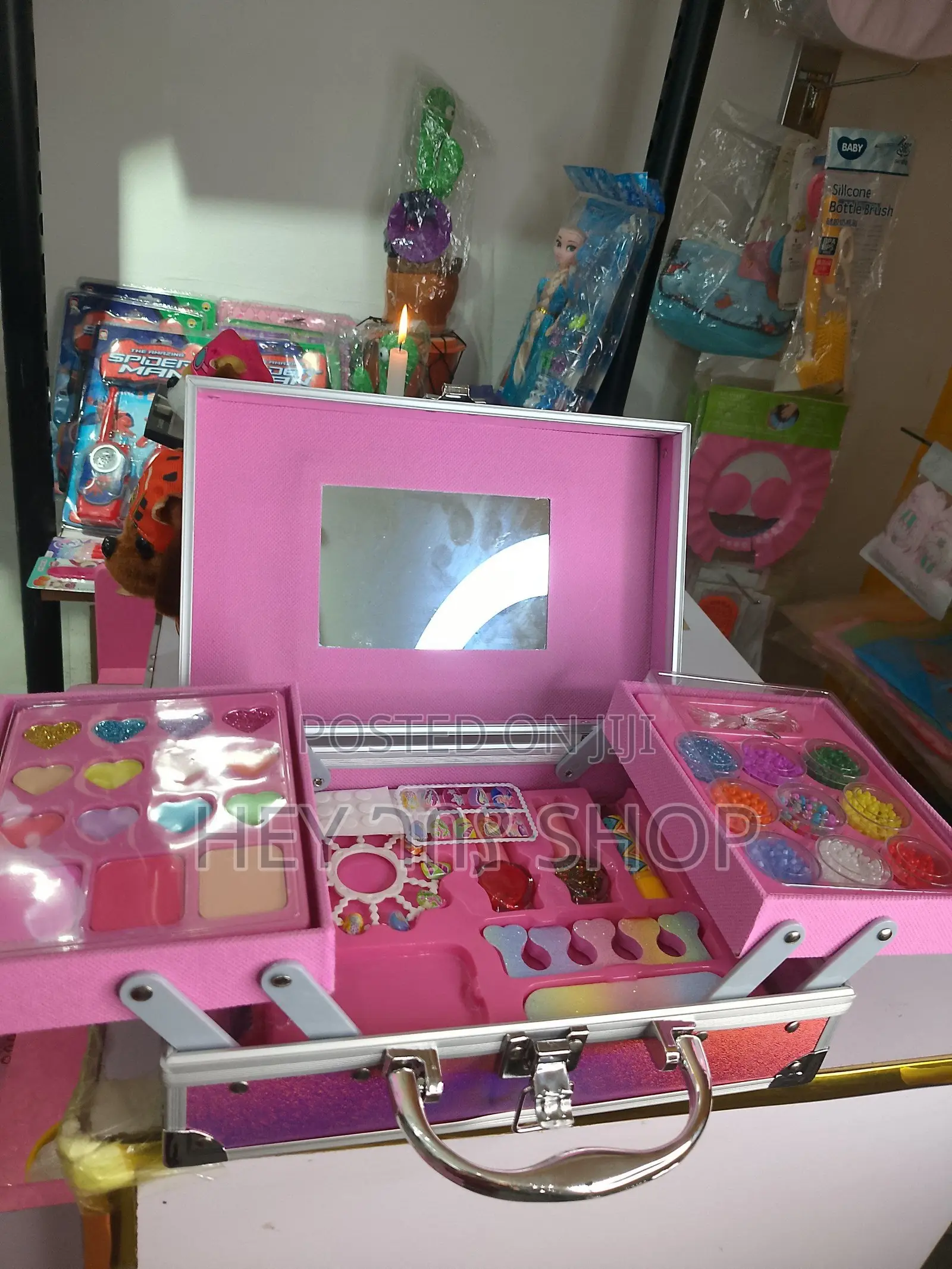 Shining Makeup Kit >ለልጆች ጨዋታ ታስቦ የተዘጋጀ የተለያየ ሜካፕ ስብስብ