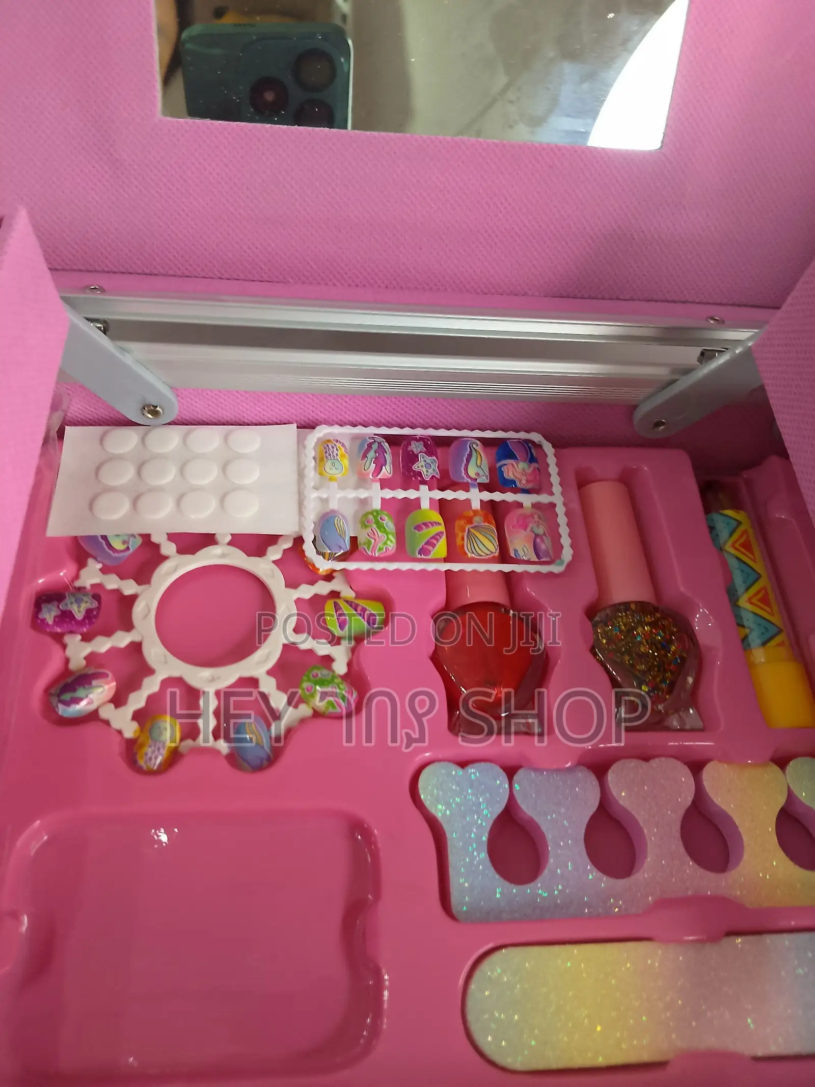 Shining Makeup Kit >ለልጆች ጨዋታ ታስቦ የተዘጋጀ የተለያየ ሜካፕ ስብስብ