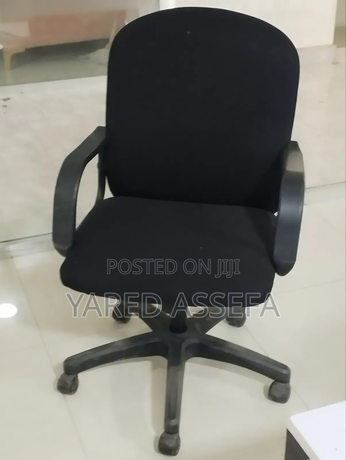 ወንበርና ጠረጴዛ