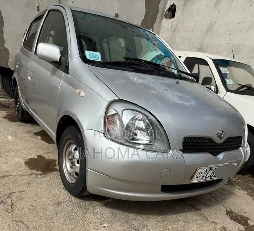 Toyota Vitz 2000 Silver