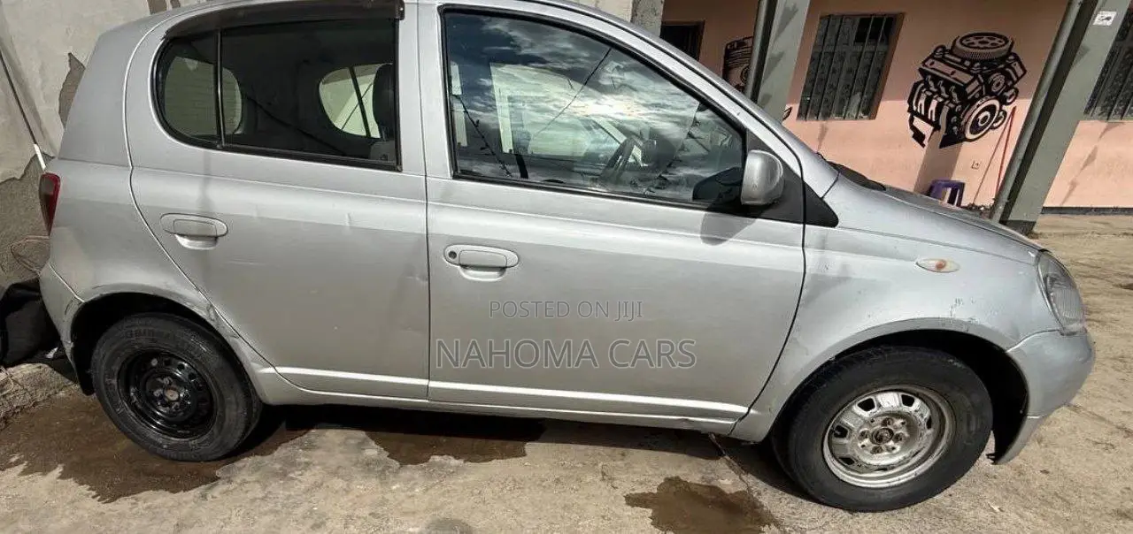 Toyota Vitz 2000 Silver