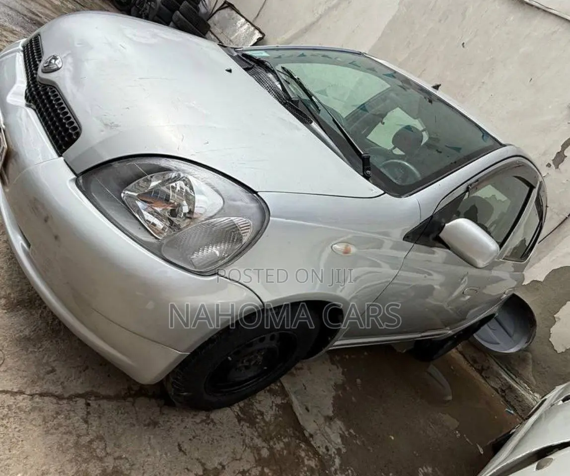 Toyota Vitz 2000 Silver