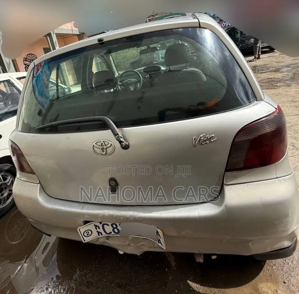 Toyota Vitz 2000 Silver