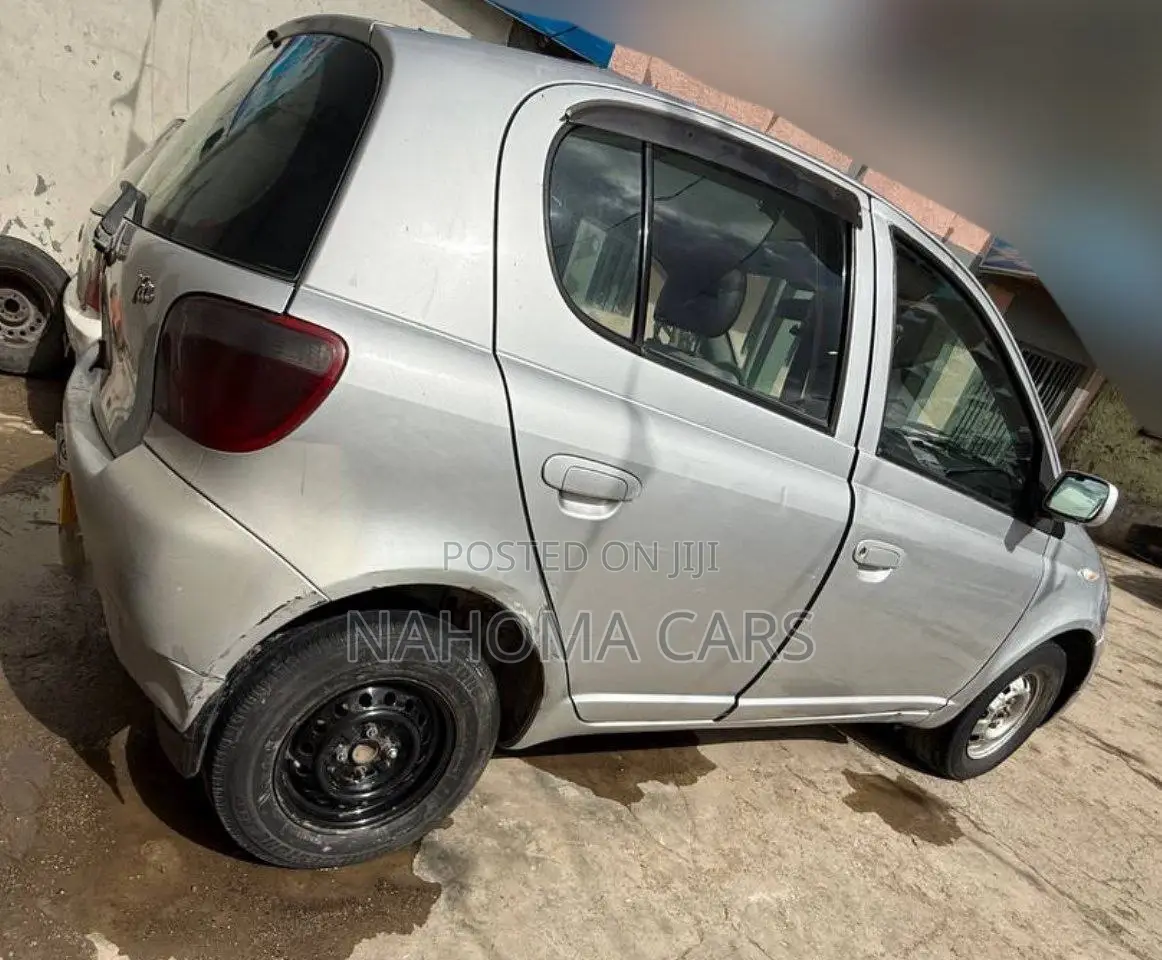 Toyota Vitz 2000 Silver