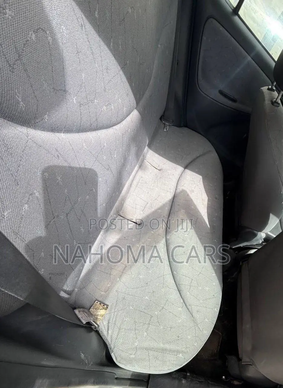 Toyota Vitz 2000 Silver