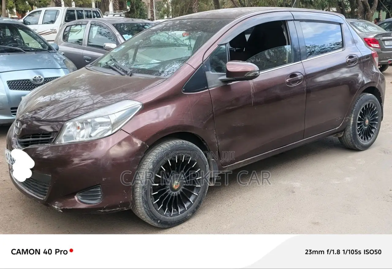 Toyota Yaris LE Hatchback 5dr 2013 Burgundy