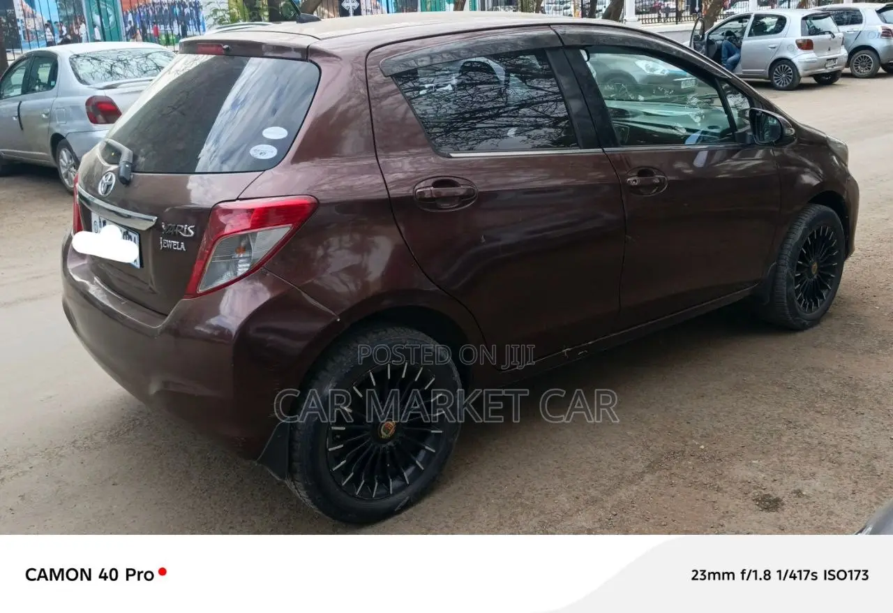 Toyota Yaris LE Hatchback 5dr 2013 Burgundy