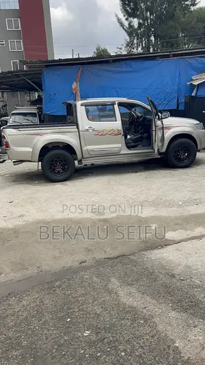 Toyota Hilux 3.0 D-4D 4x4 2014 Gold