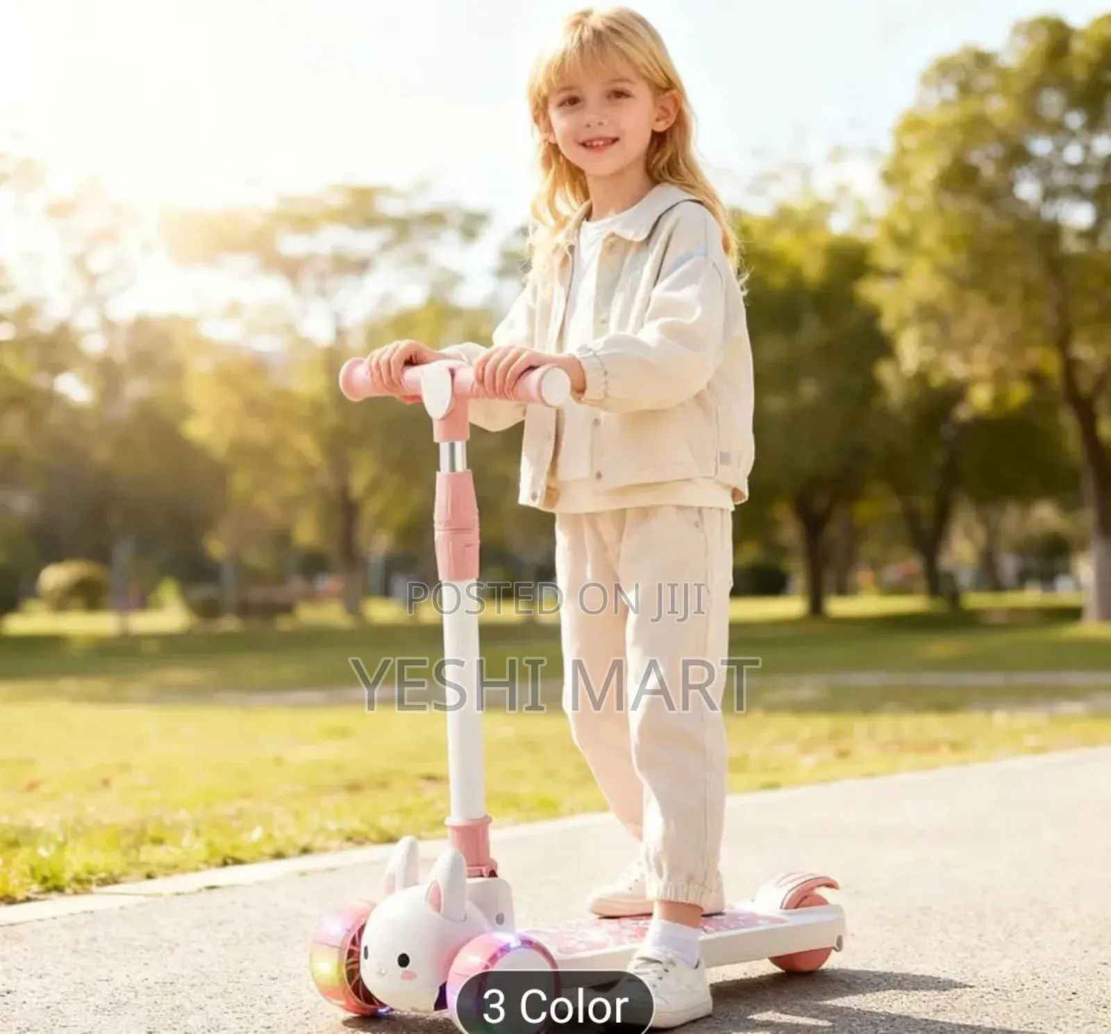 A Foldable Scooter With a Pedal Pattern, Shipped Randomly Without a Ba