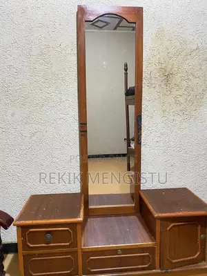 ያገለገለ ድሬሲንግ ጠረፔዛ ከ መስታዉት ጋር