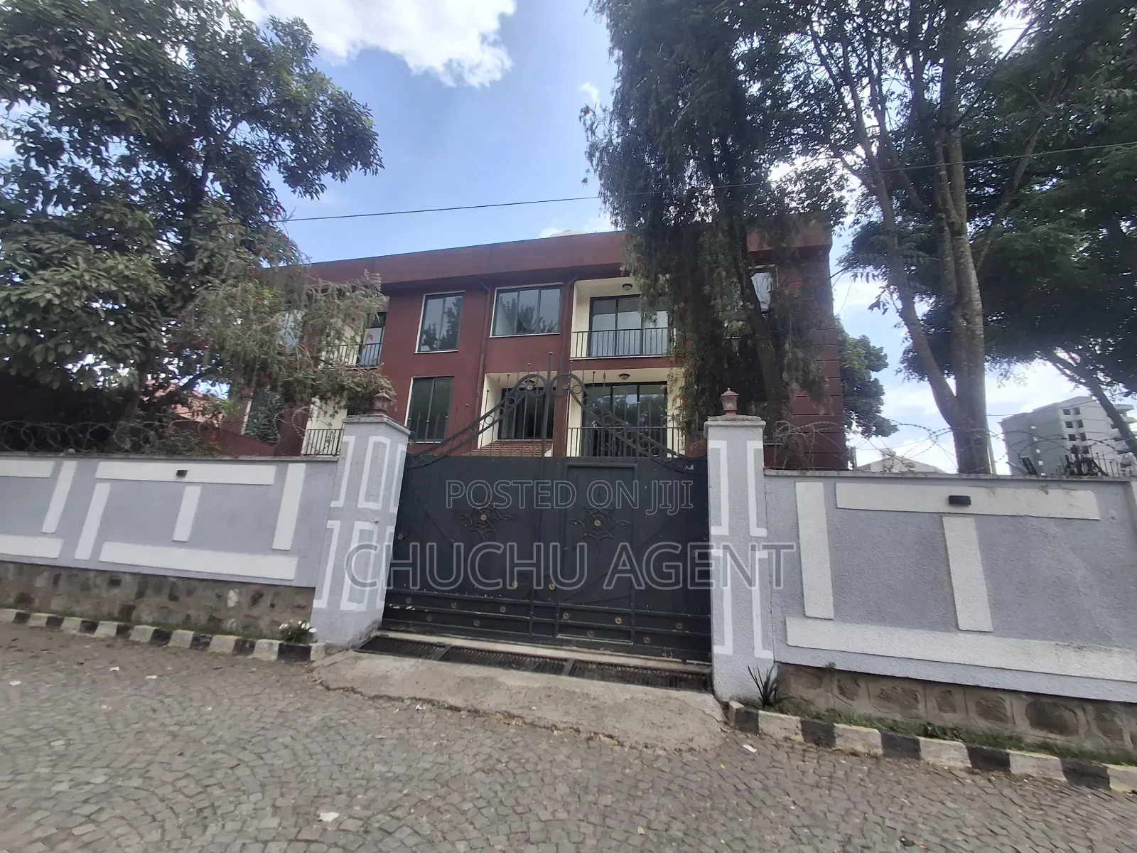 12bdrm House in Bole for rent