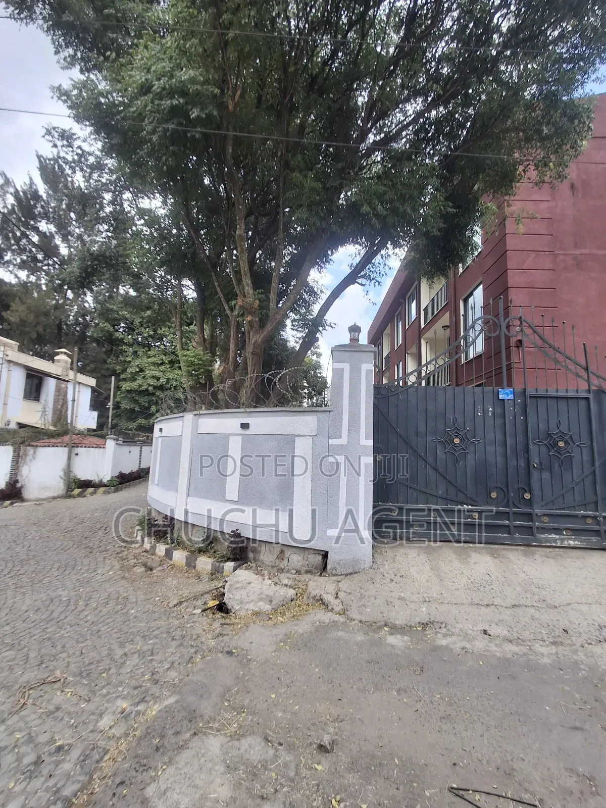 12bdrm House in Bole for rent