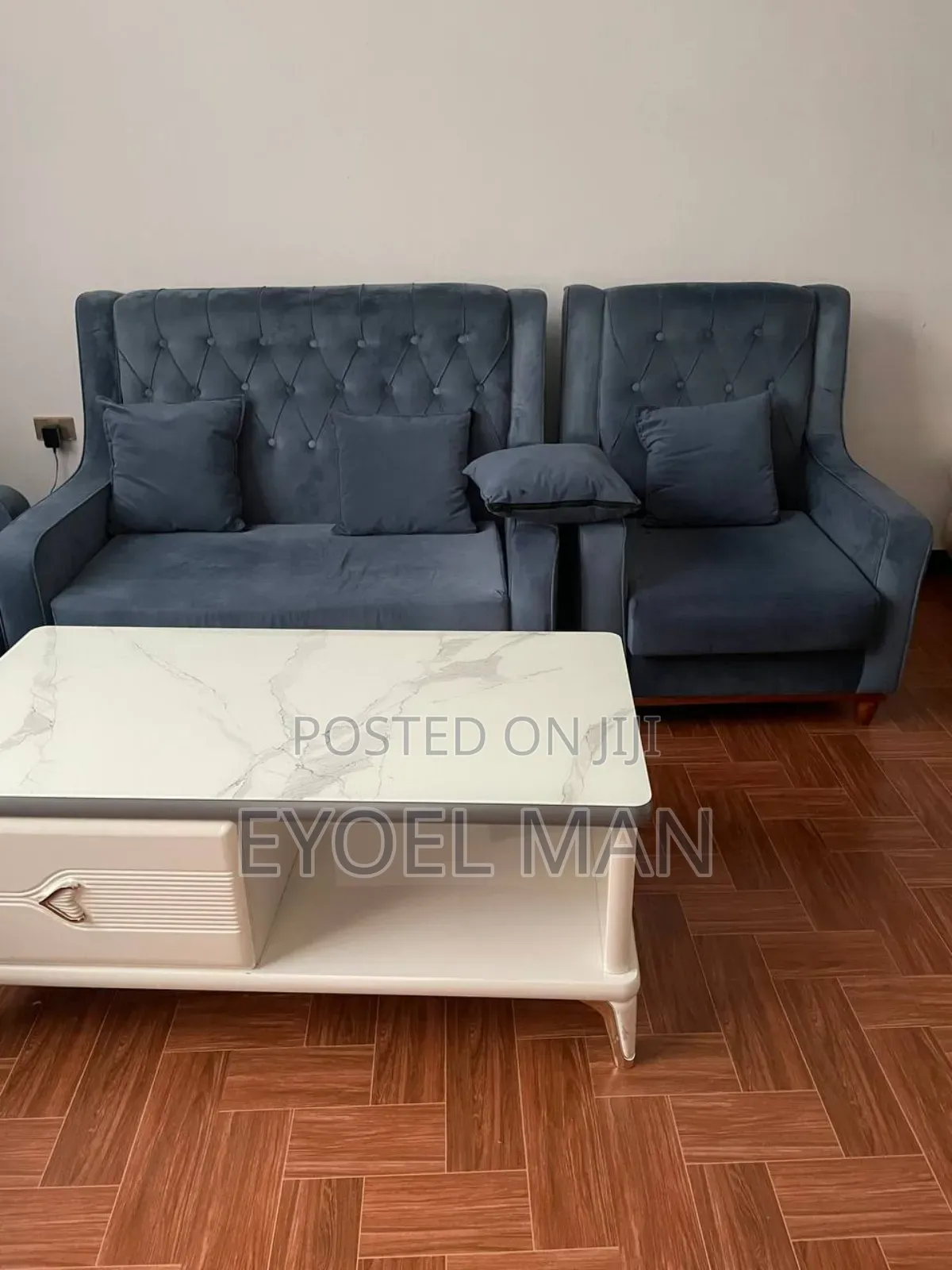Comfortable Modern Sofa With Table– Great Condition