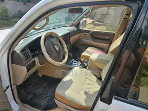 Toyota Land Cruiser 2002 White