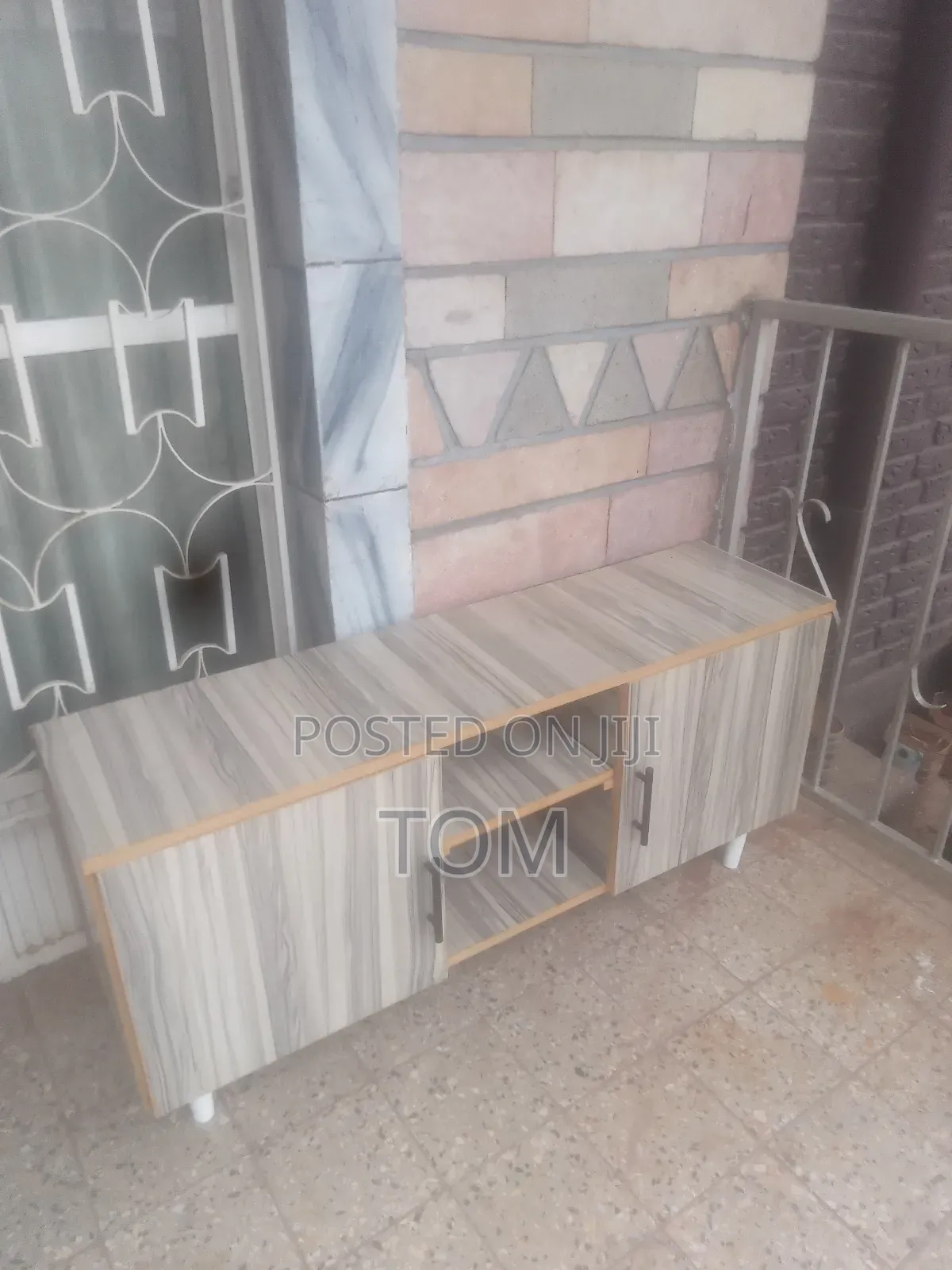 Laminat Tv Stand