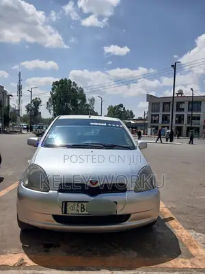 Toyota Vitz 2000 Silver