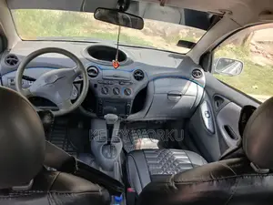 Toyota Vitz 2000 Silver