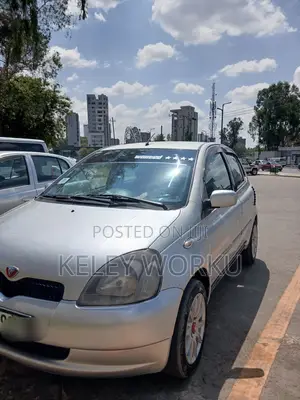 Toyota Vitz 2000 Silver