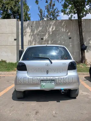 Toyota Vitz 2000 Silver
